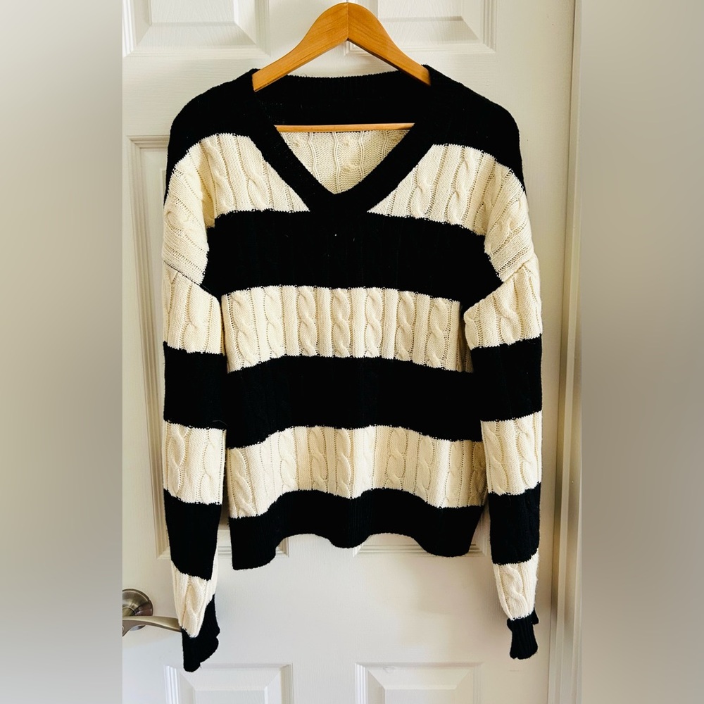 Women’s V-Neck Cable Knit Sweater - Black & Cream